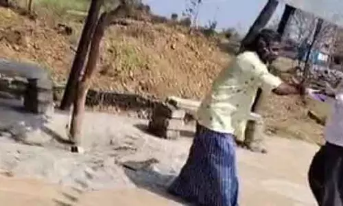 Vijayanagar : घर बनाने की इजाज़त न मिलने पर किसान ने आत्महत्या की कोशिश की Vijayanagar : घर बनाने की इजाज़त न मिलने पर किसान ने आत्महत्या की कोशिश की