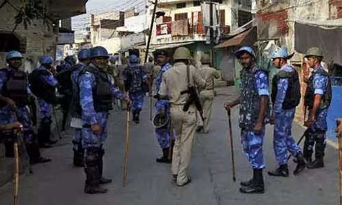 Hindu घर पर लगातार पथराव: चिकमंगलुरु में तनावपूर्ण माहौल, सुरक्षा बढ़ाई गई Hindu घर पर लगातार पथराव: चिकमंगलुरु में तनावपूर्ण माहौल, सुरक्षा बढ़ाई गई