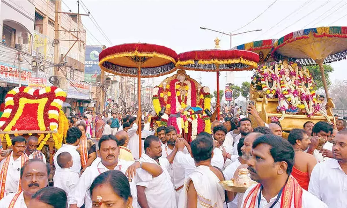 Andhra: रथोत्सव में भारी संख्या में श्रद्धालु उमड़े