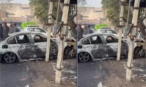Ludhiana: BMW पर गिरा बिजली का ट्रांसफार्मर, धूं-धूं कर जली गाड़ी Ludhiana: BMW पर गिरा बिजली का ट्रांसफार्मर, धूं-धूं कर जली गाड़ी