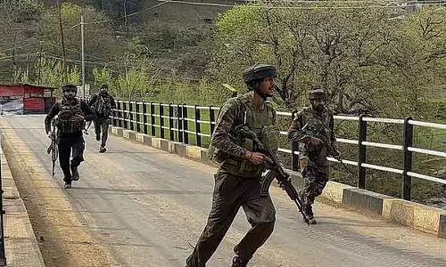J&K: पुलिस पर हमला, तीन पाकिस्तानी कैदी बाल सुधार गृह से भागे J&K: पुलिस पर हमला, तीन पाकिस्तानी कैदी बाल सुधार गृह से भागे