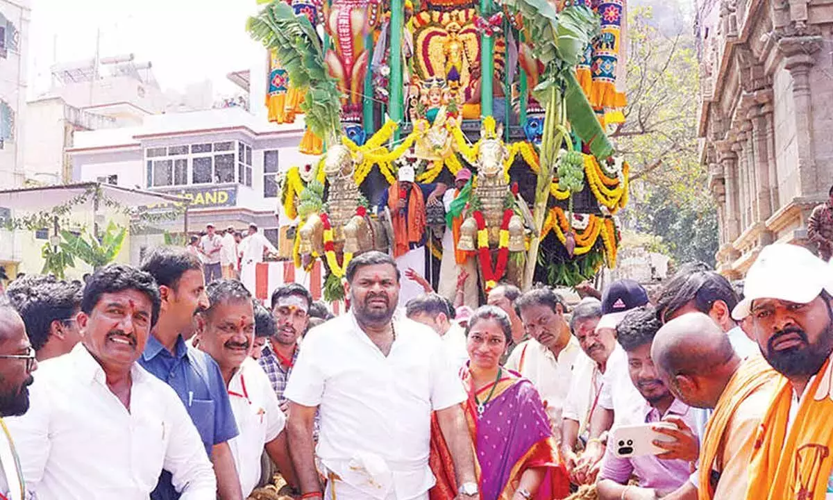 Andhra: महाशिवरात्रि के मौके पर भव्य रथोत्सव के साथ श्रीकालहस्ती की सड़कें भक्ति से भर गईं Andhra: महाशिवरात्रि के मौके पर भव्य रथोत्सव के साथ श्रीकालहस्ती की सड़कें भक्ति से भर गईं