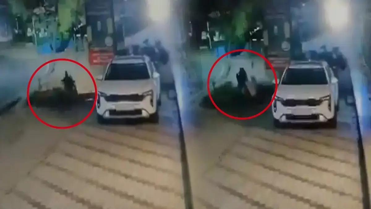 Kerala: 27 साल के युवक की बाइक बिना निशान वाले कंस्ट्रक्शन के गड्ढे में गिरने से मौत Kerala: 27 साल के युवक की बाइक बिना निशान वाले कंस्ट्रक्शन के गड्ढे में गिरने से मौत