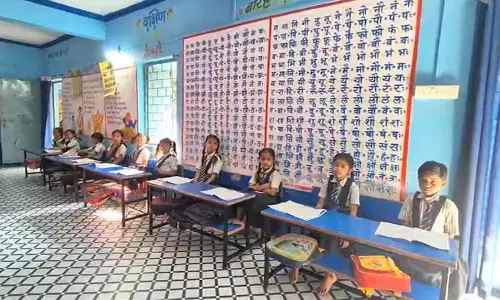 Ratlam: रतलाम स्कूल की पढ़ाई में बच्चों की लगन, प्राइवेट स्कूल को चुनौती Ratlam: रतलाम स्कूल की पढ़ाई में बच्चों की लगन, प्राइवेट स्कूल को चुनौती