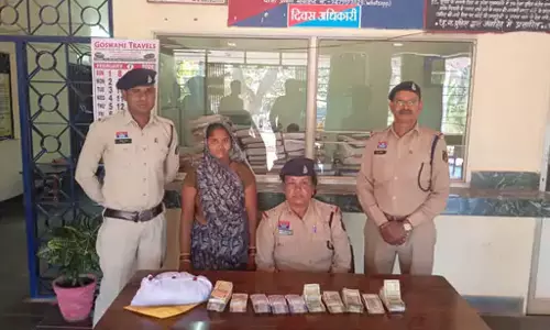 महिला के घर किचन की तलाशी, 5 लाख कैश पुलिस ने किया बरामद महिला के घर किचन की तलाशी, 5 लाख कैश पुलिस ने किया बरामद
