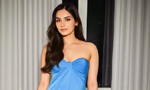 Manushi Chhillar ने अपने माता-पिता की शादी की 35वीं सालगिरह मनाई