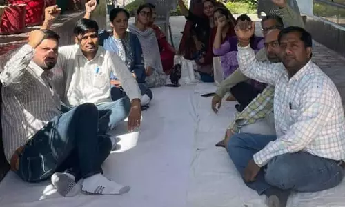 Ludhiana: सहायता प्राप्त कॉलेजों के प्रोफेसरों ने सैलरी में एकरूपता की मांग की Ludhiana: सहायता प्राप्त कॉलेजों के प्रोफेसरों ने सैलरी में एकरूपता की मांग की