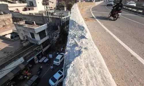 Ludhiana में ओवरलोडेड ट्रक के पलटने से सड़क सुरक्षा में कमियां उजागर होती हैं