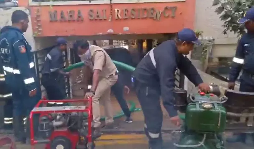 Hyderabad: मंजीरा पाइपलाइन फटने से मणिकोंडा में सड़कों और अपार्टमेंट में पानी भर गया