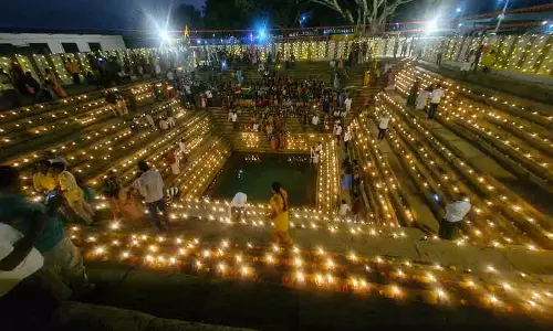 Karnataka : देवनहल्ली के बोम्मावर कल्याणी में दीपोत्सव समारोह Karnataka : देवनहल्ली के बोम्मावर कल्याणी में दीपोत्सव समारोह