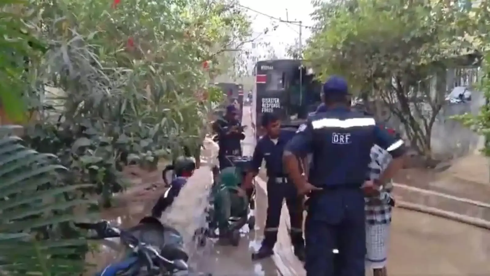 Hyderabad: मणिकोंडा में पाइपलाइन फटने से कॉलोनियों में बाढ़ आ गई Hyderabad: मणिकोंडा में पाइपलाइन फटने से कॉलोनियों में बाढ़ आ गई