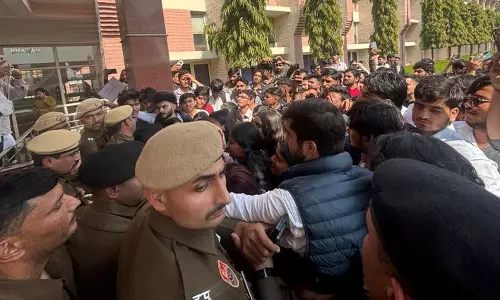मुरथल University में सैकड़ों स्टूडेंट्स ने किया प्रोटेस्ट
