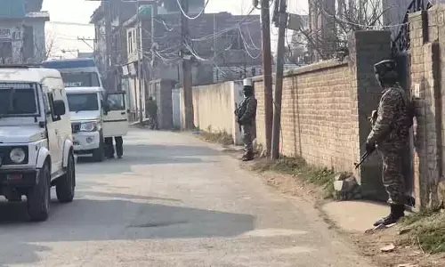 NIA ने श्रीनगर में सेवानिवृत्त सरकारी कर्मचारी के आवास पर छापा मारा NIA ने श्रीनगर में सेवानिवृत्त सरकारी कर्मचारी के आवास पर छापा मारा