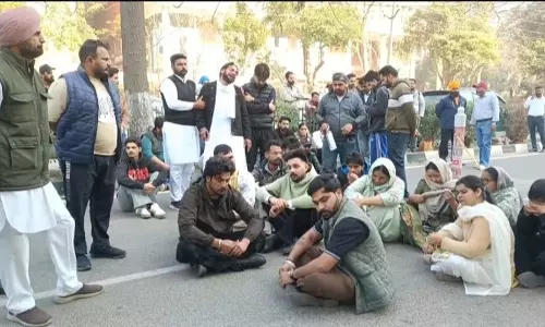 Haryana : मारपीट की शिकार लड़की के परिजनों ने मोहाली के अस्पताल में सड़क जाम किया Haryana : मारपीट की शिकार लड़की के परिजनों ने मोहाली के अस्पताल में सड़क जाम किया