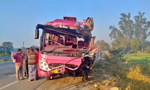 स्कूली बच्चों को लेकर टूर पर निकली बस दुर्घटनाग्रस्त, दो शिक्षकों की मौत, कई बच्चे घायल