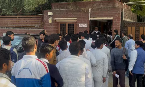गौतमबुद्ध नगर के 56 केंद्रों पर आज से शुरू हुईं बोर्ड परीक्षाएं, 62 हजार विद्यार्थी होंगे शामिल