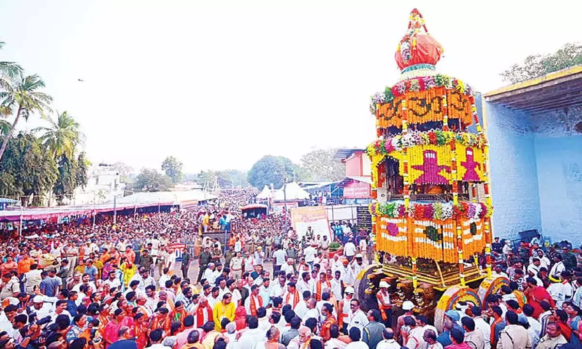 Andhra: महाशिवरात्रि ब्रह्मोत्सव रथोत्सव और तपोत्सव के साथ आगे बढ़ा Andhra: महाशिवरात्रि ब्रह्मोत्सव रथोत्सव और तपोत्सव के साथ आगे बढ़ा