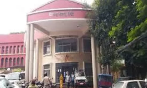 मर्सिडीज कार ने युवक को कई किलोमीटर तक घसीटा, हाईकोर्ट के अधिवक्ता हिरासत में मर्सिडीज कार ने युवक को कई किलोमीटर तक घसीटा, हाईकोर्ट के अधिवक्ता हिरासत में