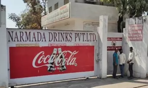 कोका-कोला फैक्ट्री में आयकर विभाग ने की छापेमारी कोका-कोला फैक्ट्री में आयकर विभाग ने की छापेमारी