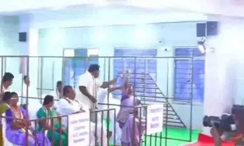 Congress पार्षदों ने दलित महिला पार्षद के साथ बदसलूकी की Congress पार्षदों ने दलित महिला पार्षद के साथ बदसलूकी की