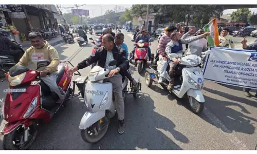 दिव्यांगों ने डोगरा चौक पर जाम लगाया, RPWD एक्ट लागू करने और पेंशन बढ़ाने की मांग की दिव्यांगों ने डोगरा चौक पर जाम लगाया, RPWD एक्ट लागू करने और पेंशन बढ़ाने की मांग की