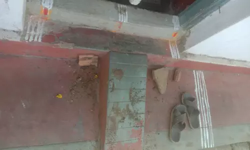 घर पर पत्थरबाजी के बाद तनाव, पत्थरबाजों और हिंदू कार्यकर्ताओं के खिलाफ FIR दर्ज घर पर पत्थरबाजी के बाद तनाव, पत्थरबाजों और हिंदू कार्यकर्ताओं के खिलाफ FIR दर्ज