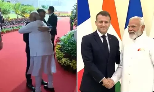 Mumbai: लोक भवन में पीएम मोदी और फ्रांस के राष्ट्रपति ने गर्मजोशी से गले मिलकर हाथ मिलाया
