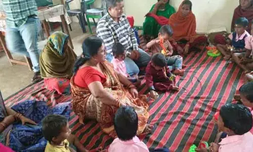 Kendrapara आंगनवाड़ी केंद्र में लौटे बच्चों को दलित हेल्पर का बनाया खाना मिला Kendrapara आंगनवाड़ी केंद्र में लौटे बच्चों को दलित हेल्पर का बनाया खाना मिला