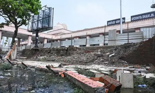 Ayodhya: अयोध्या धाम स्टेशन के सामने जलभराव से यात्री परेशान