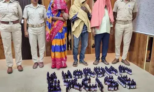Khurda अवैध कफ सिरप की 120 बोतलें जब्त; तीन गिरफ्तार Khurda अवैध कफ सिरप की 120 बोतलें जब्त; तीन गिरफ्तार