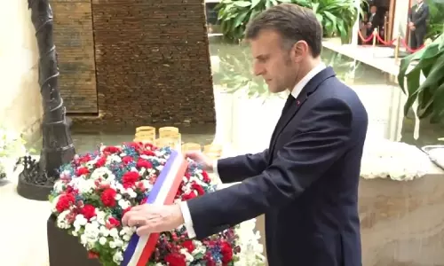 French के राष्ट्रपति मैक्रों ने 2008 के मुंबई आतंकी हमलों के पीड़ितों को श्रद्धांजलि दी French के राष्ट्रपति मैक्रों ने 2008 के मुंबई आतंकी हमलों के पीड़ितों को श्रद्धांजलि दी