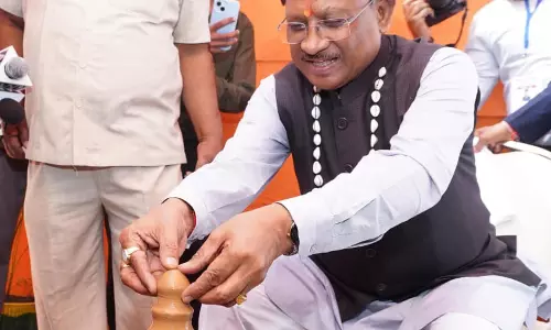 CM साय ने कुम्हार के चाक पर गढ़ा दीया CM साय ने कुम्हार के चाक पर गढ़ा दीया