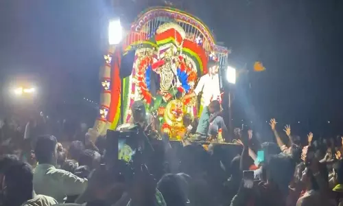 Tamil Nadu: वेल्लोर में 60 फुट लंबा मंदिर का रथ गिरने से सात लोग घायल Tamil Nadu: वेल्लोर में 60 फुट लंबा मंदिर का रथ गिरने से सात लोग घायल