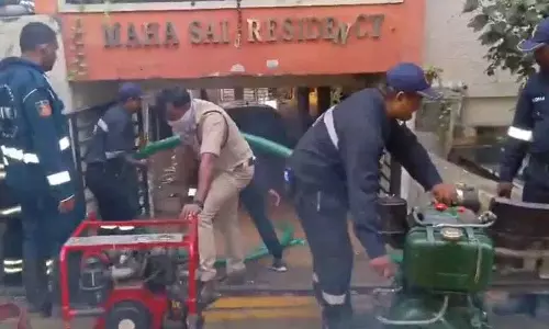 Manjeera पाइपलाइन फटने से मणिकोंडा में सड़कों और अपार्टमेंट में पानी भर गया Manjeera पाइपलाइन फटने से मणिकोंडा में सड़कों और अपार्टमेंट में पानी भर गया