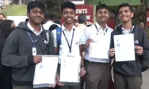नर्वस लेकिन एक्साइटेड: देश भर में स्टूडेंट्स ने CBSE 2026 बोर्ड एग्जाम शुरू किए नर्वस लेकिन एक्साइटेड: देश भर में स्टूडेंट्स ने CBSE 2026 बोर्ड एग्जाम शुरू किए