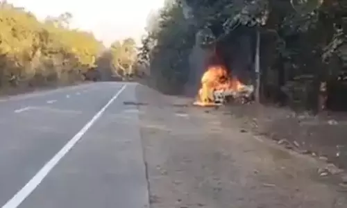 स्विफ्ट कार में लगी आग, समय रहते कूदा चालक, बची जान स्विफ्ट कार में लगी आग, समय रहते कूदा चालक, बची जान