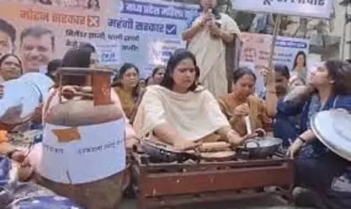 Bhopal: महिला नेताओं ने जोरदार प्रदर्शन कर सरकार को चेताया Bhopal: महिला नेताओं ने जोरदार प्रदर्शन कर सरकार को चेताया