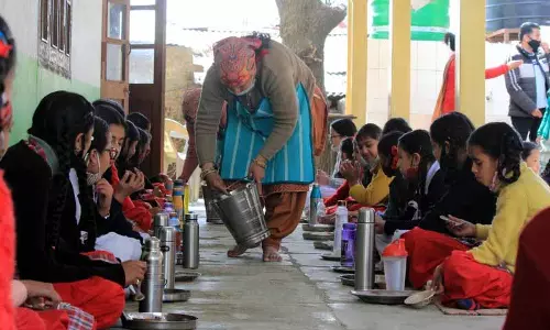 Himachal में मिड-डे मील की क्वालिटी पर माता-पिता नज़र रखेंगे और उसे चखेंगे