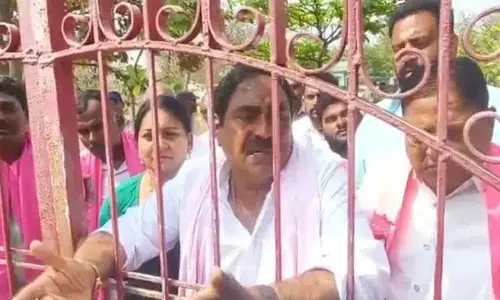 पूर्व मंत्री Errabelli Dayakar Rao पुलिस की बर्बरता पर रो पड़े