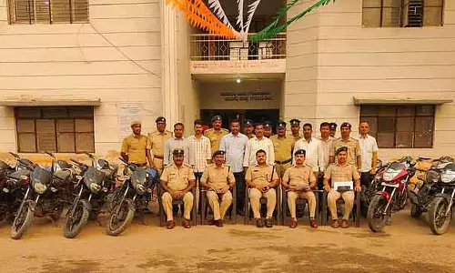 Hungunda : ₹16 लाख की बाइक ज़ब्त Hungunda : ₹16 लाख की बाइक ज़ब्त