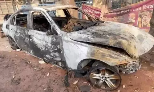 इलेक्ट्रिक फायर से टकराने के बाद BMW कार में आग लग गई