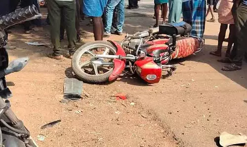 Holalkere : कार टक्कर में 13 गाड़ियां डैमेज हो गईं Holalkere : कार टक्कर में 13 गाड़ियां डैमेज हो गईं