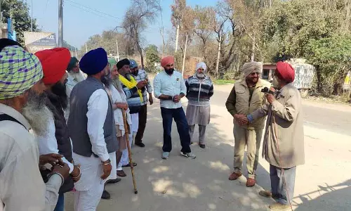 Amritsar: खालरा पुलिस के खिलाफ प्रदर्शन Amritsar: खालरा पुलिस के खिलाफ प्रदर्शन