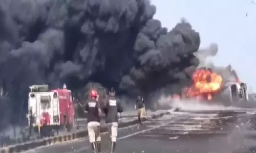 असम के कोकराझार जिले में NH-27 पर तेल टैंकर में लगी आग असम के कोकराझार जिले में NH-27 पर तेल टैंकर में लगी आग