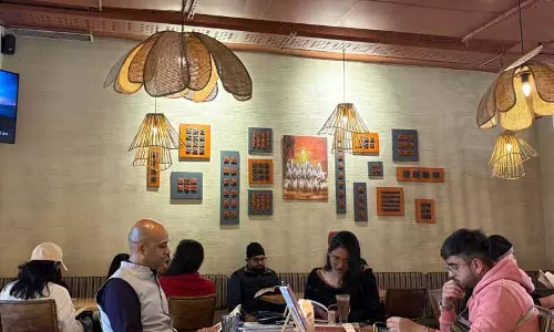 Amritsar: कैफीन कैफे ने बुक लवर्स के लिए साइलेंट रीडिंग पार्टी रखी