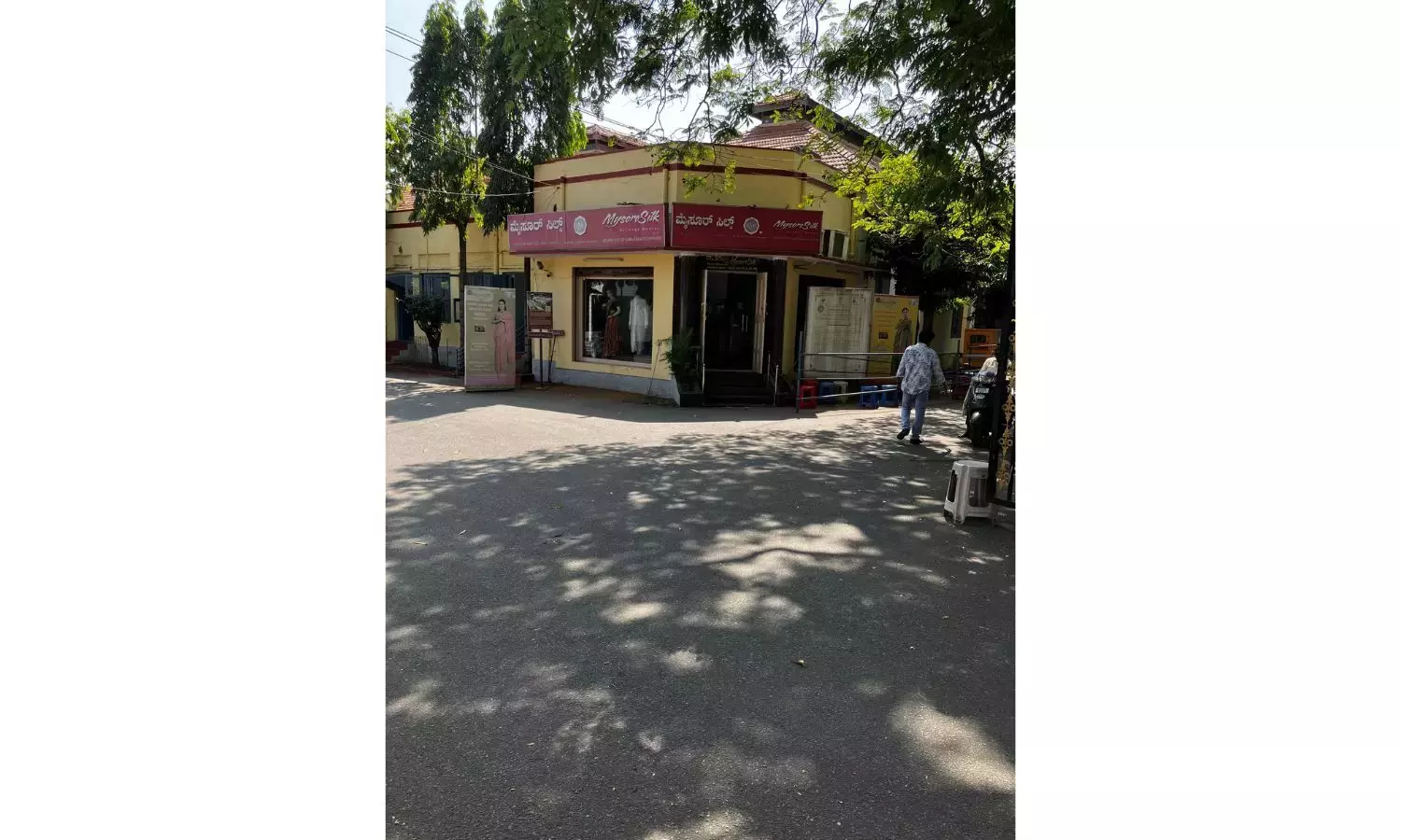 कर्नाटक: KSIC आउटलेट पर महिलाओं की भीड़, सिर्फ़ 40 साड़ियां ही बिक रही हैं कर्नाटक: KSIC आउटलेट पर महिलाओं की भीड़, सिर्फ़ 40 साड़ियां ही बिक रही हैं