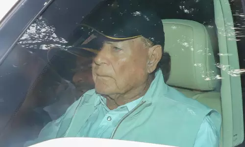 Salim Khan को ICU में शिफ्ट, डॉक्टर ने दी जानकारी Salim Khan को ICU में शिफ्ट, डॉक्टर ने दी जानकारी