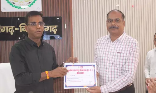 कलेक्टर डॉ कन्नौजे ने उत्कृष्ट प्रदर्शन करने पर अधिकारियो को किया सम्मानित