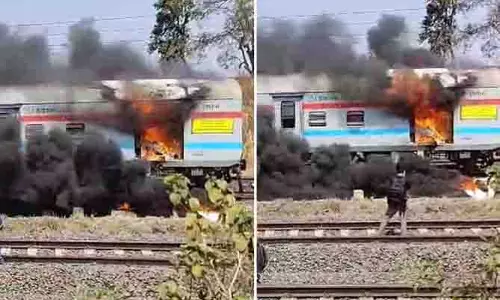 खड़ी ट्रेन में आग; बड़ा हादसा टला