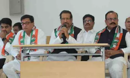 Prithviraj Chavan ने सरकार के कामकाज पर निशाना साधा Prithviraj Chavan ने सरकार के कामकाज पर निशाना साधा